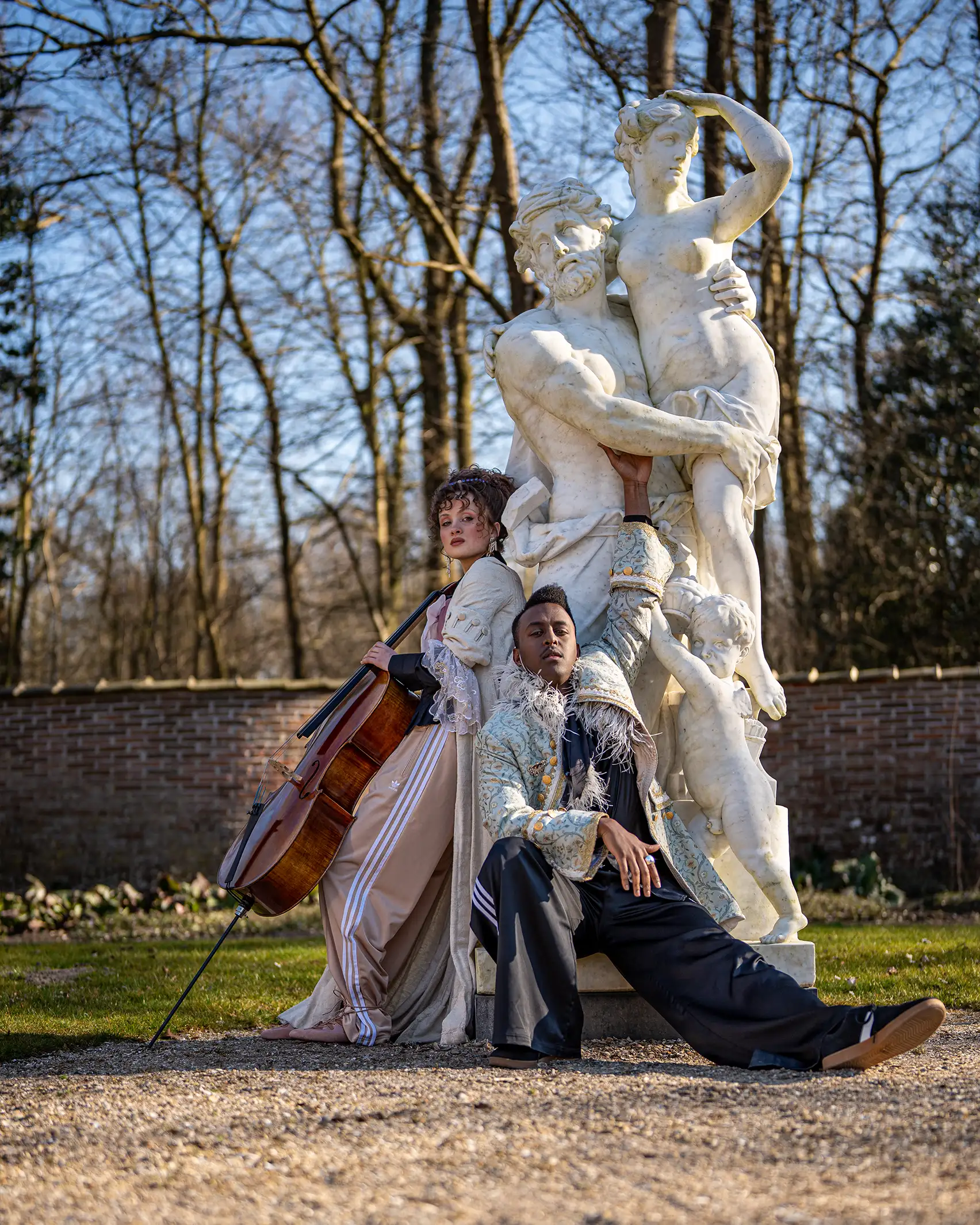 Spelers bij standbeeld